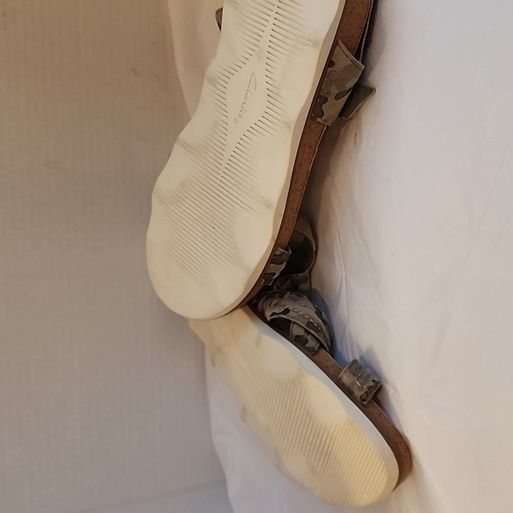Clarks Women's Camo Strappy Comfort Sandals - Olive Green 9 - Picture 7 of 7